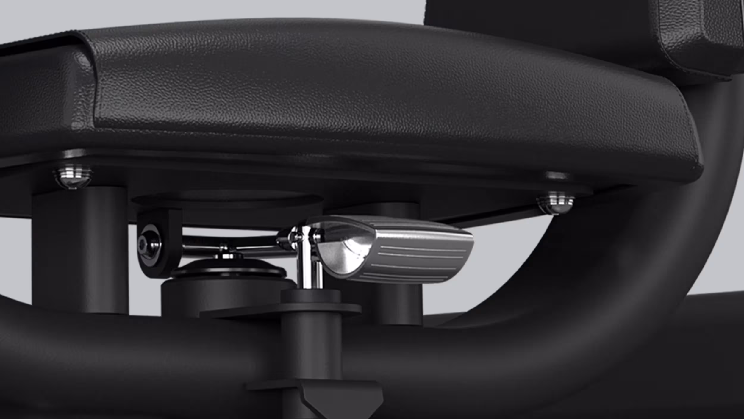 Detalle del asiento y del mecanismo de ajuste de una máquina de entrenamiento